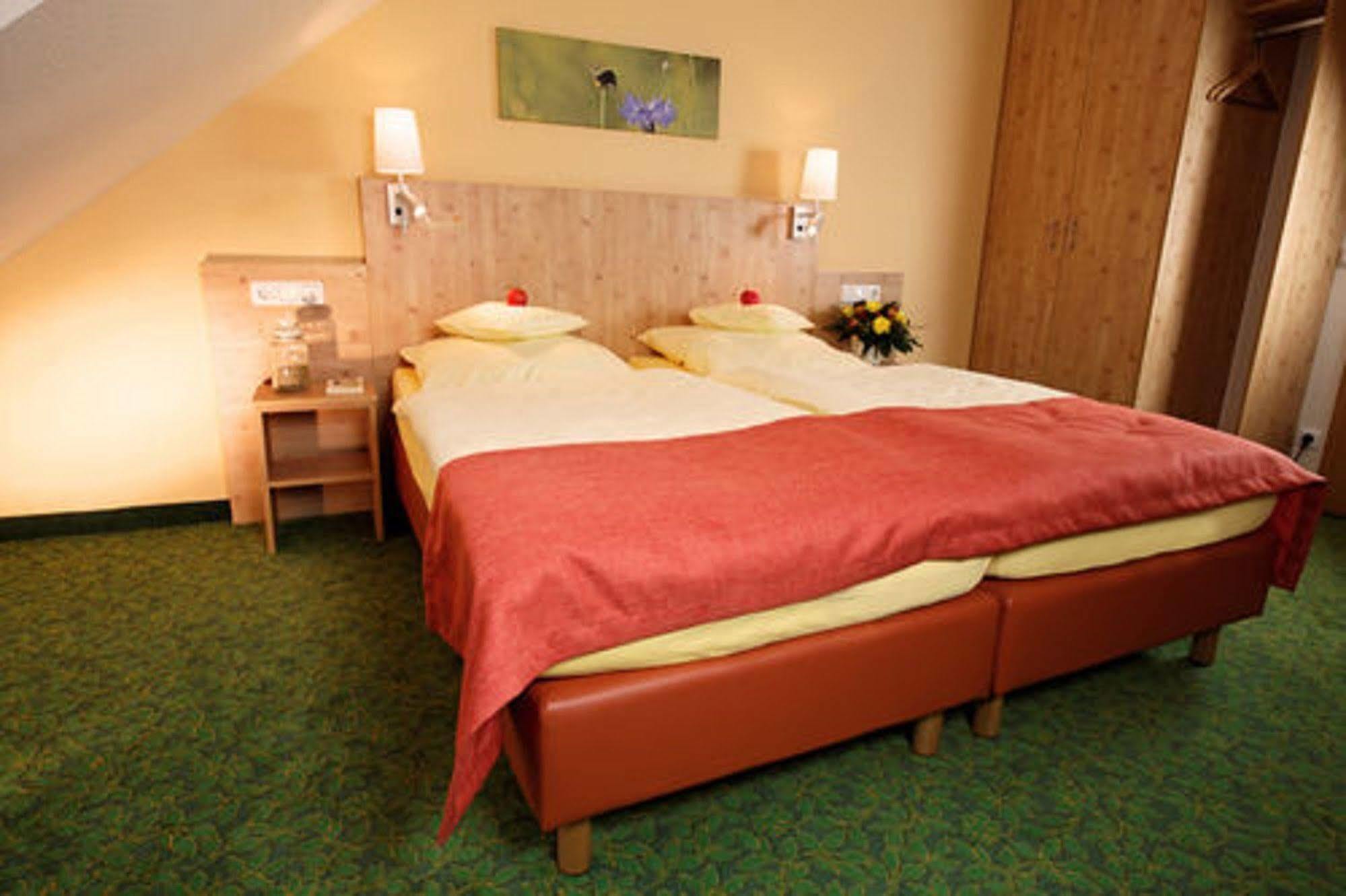 Hotel Und Landgasthof Zum Bockshahn Spessart  Esterno foto