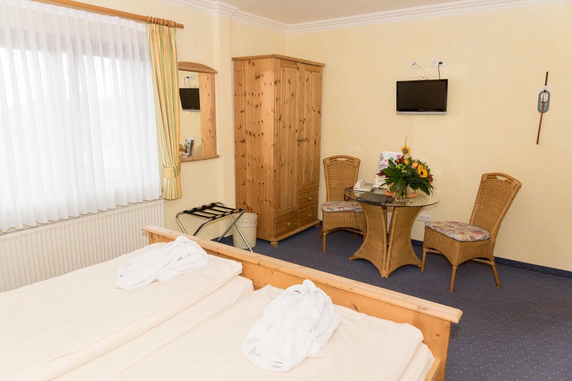 Hotel Und Landgasthof Zum Bockshahn Spessart  Esterno foto